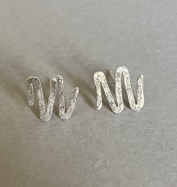 Silver stud wave earring.